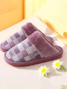 WOLVESDEN Women Checked Fur Room Slipper