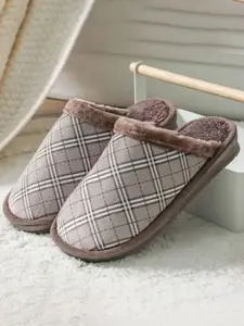 WOLVESDEN Women Self Design Room Slippers