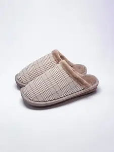 WOLVESDEN Women Self Design Winter Fur Room Slipper