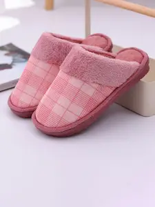 WOLVESDEN Women Self Design Winter Fur Room Slipper