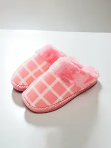 WOLVESDEN Women Self Design Winter Fur Room Slipper