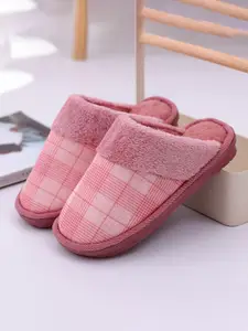 WOLVESDEN Women Self Design Room Slippers