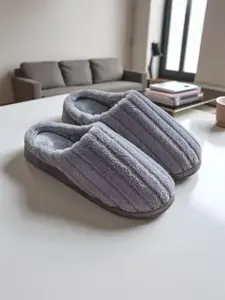 WOLVESDEN Women Self Design Room Slippers