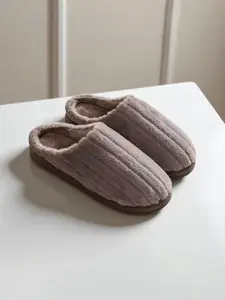 WOLVESDEN Women Fur Room Slippers