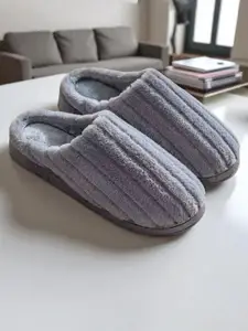 WOLVESDEN Women Self Design Flip Flops