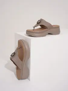 Froh Feet Women Solid Synthetic Platform Sandals