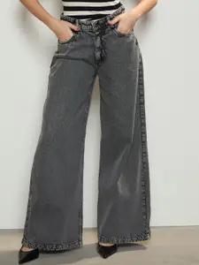 SASSAFRAS Women Straight Fit Wide Leg Low-Rise Cotton Light Fade Jeans