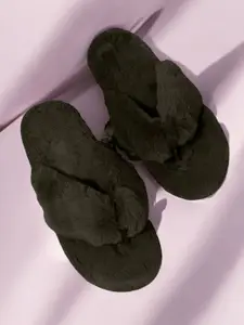 WOLVESDEN Women Self Design Room Slipers