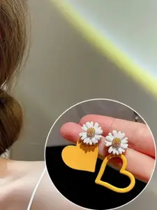 Estailo fashion Floral Shaped Studs