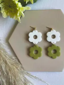 VMA PLAY FASHION Floral Shaped Drop Earrings