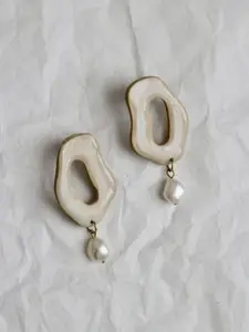 VMA PLAY FASHION Gold-Plated Artificial Beaded Contemporary Drop Earrings