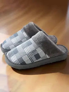 WOLVESDEN Women Slip-On Winter Fur Room Slipper