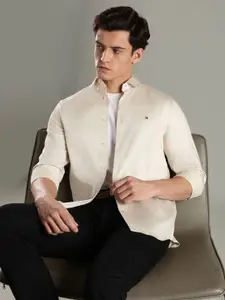 Tommy Hilfiger Men Slim Fit Solid Spread Collar Casual Shirt