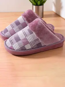 WOLVESDEN Women Self Design Room Slippers