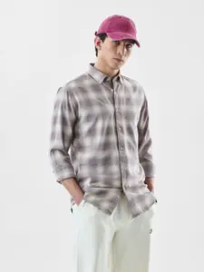 Snitch Men Checked Button-Down Collar Casual Shirt