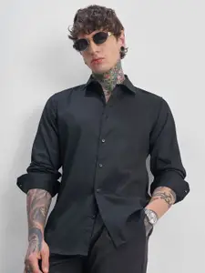 HIGHLANDER Men Solid Spread Collar Casual Shirt