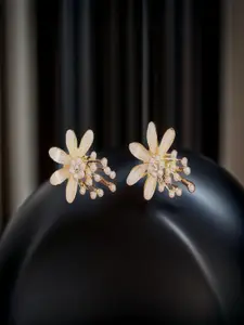 DIVASTRI Contemporary Studs Earrings