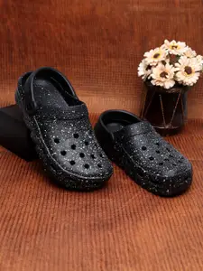 DRACKFOOT Men Printed Clogs Flip-Flops