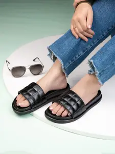 The Roadster Lifestyle Co Women Checked Sliders