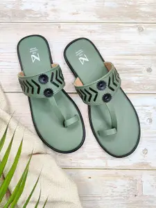 THE MADRAS TRUNK Women Printed One Toe Kolhapuri Flats