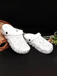 DRACKFOOT Men Printed Clogs