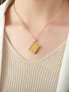 SALTY Square Shaped Pendant With Chain