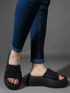 The Roadster Lifestyle Co Women Comfortable Self Design Sliders