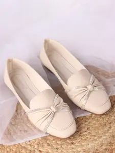 DressBerry Women Embellished Round Toe Mojaris Flats