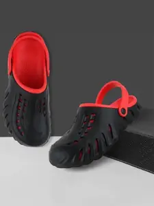 PENNEN Men Self Design Clogs