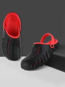 DRACKFOOT Men Self Design Clogs