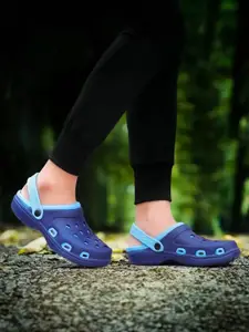 PENNEN Men Self Design Clogs