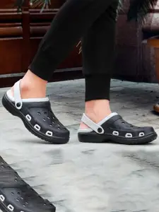 PENNEN Men Self Design Clogs