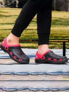 PENNEN Men Self Design Clogs