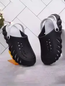 DRACKFOOT Men Self Design Clogs