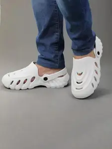 PENNEN Men Self Design Clogs