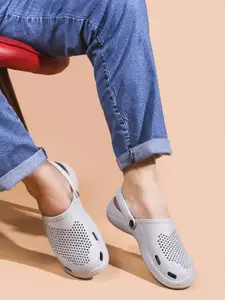 DRACKFOOT Men Self Design Clogs