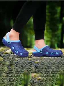 PENNEN Men Self Design Clogs