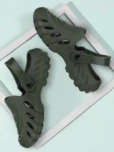 DRACKFOOT Men Self Design Clogs