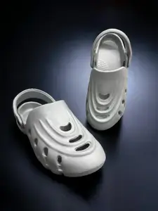 DRACKFOOT Men Self Design Clogs
