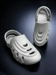 PENNEN Men Self Design Clogs