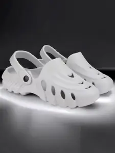 DRACKFOOT Men White Self Design Clogs