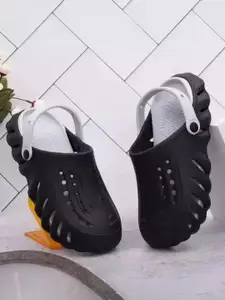 DRACKFOOT Men Self Design Clogs