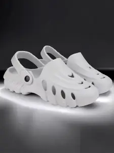 DRACKFOOT Men Self Design Clogs