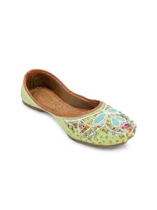 Sangria Women Embellished Mojaris