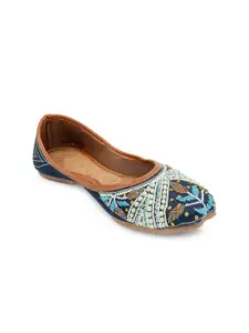 Sangria Women Embellished Mojaris