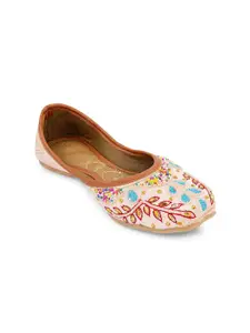 Sangria Women Embellished Mojaris