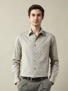 Arrow Men Classic Fit Spread Collar Chevron Striped Cotton Formal Shirt