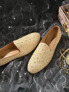 FOOTLOOSE Men Embellished Mojaris