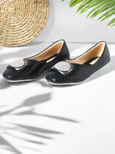 DressBerry Women Textured Mojaris Flats