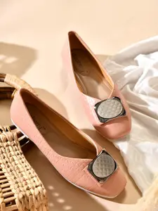 DressBerry Women Textured Mojaris Flats